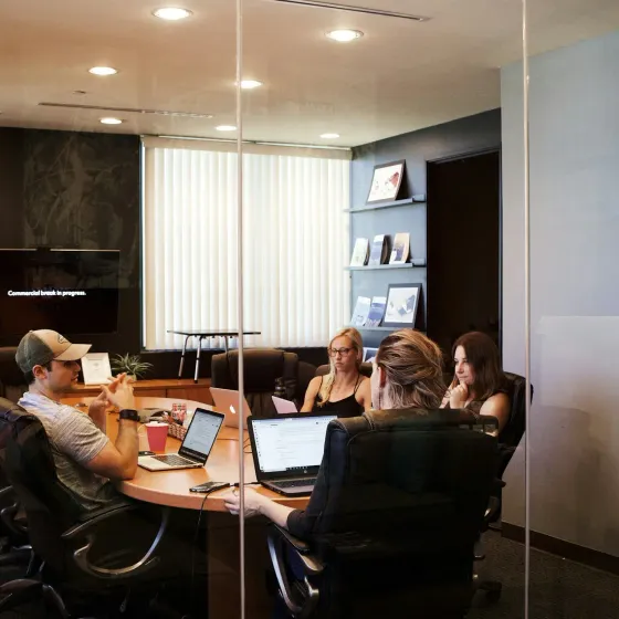 Equipo de consultores profesionales en sesión de trabajo